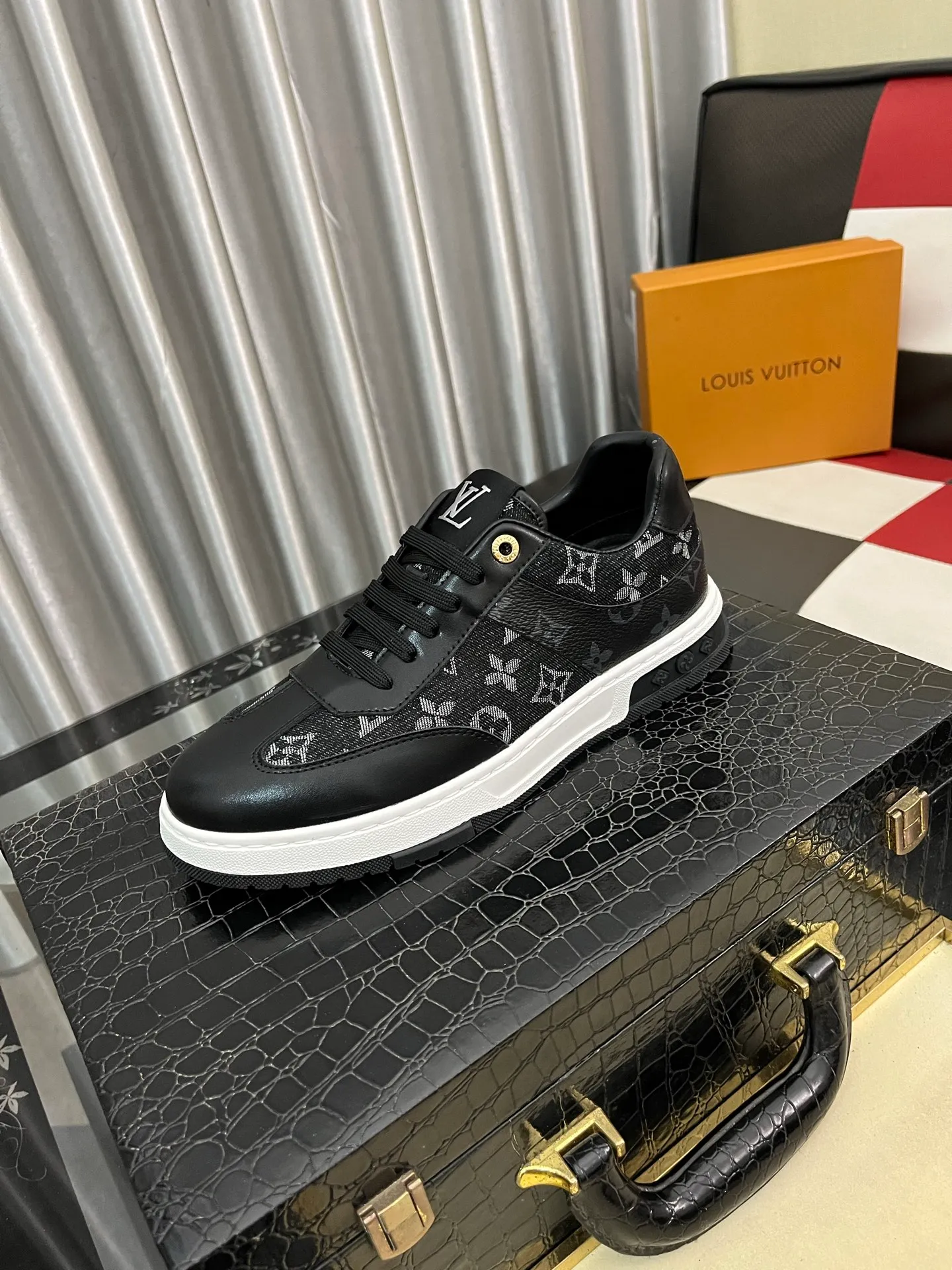Men's shoes 💰400⌚️⌚️《Louis vuitton/LV Louis Vuitton》original quality.~ Unique modern style sneakers. 🏃A must-have casual shoe for trendy men😍😍 Original brand imported from Italy, imported original leather, cowhide lining (refuses to discolor and grind feet) sole: original sole provided by the original factory, French lazy style design ⚠️Fit to the feet, original quality, super comfortable original sole. Code number: 38-442️⃣Colors available